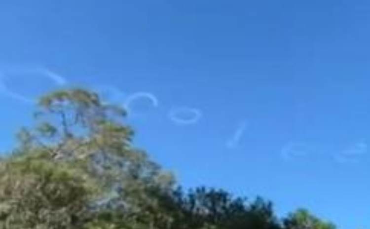 悉尼上空现CoCoLee云朵字，大自然太神奇了