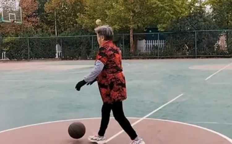 77岁奶奶10年来每天打篮球2小时